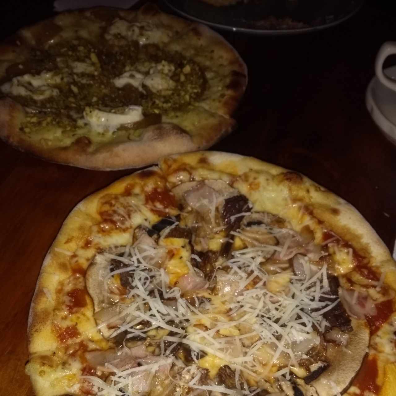 pizza tocineta y setas y bufala blanca