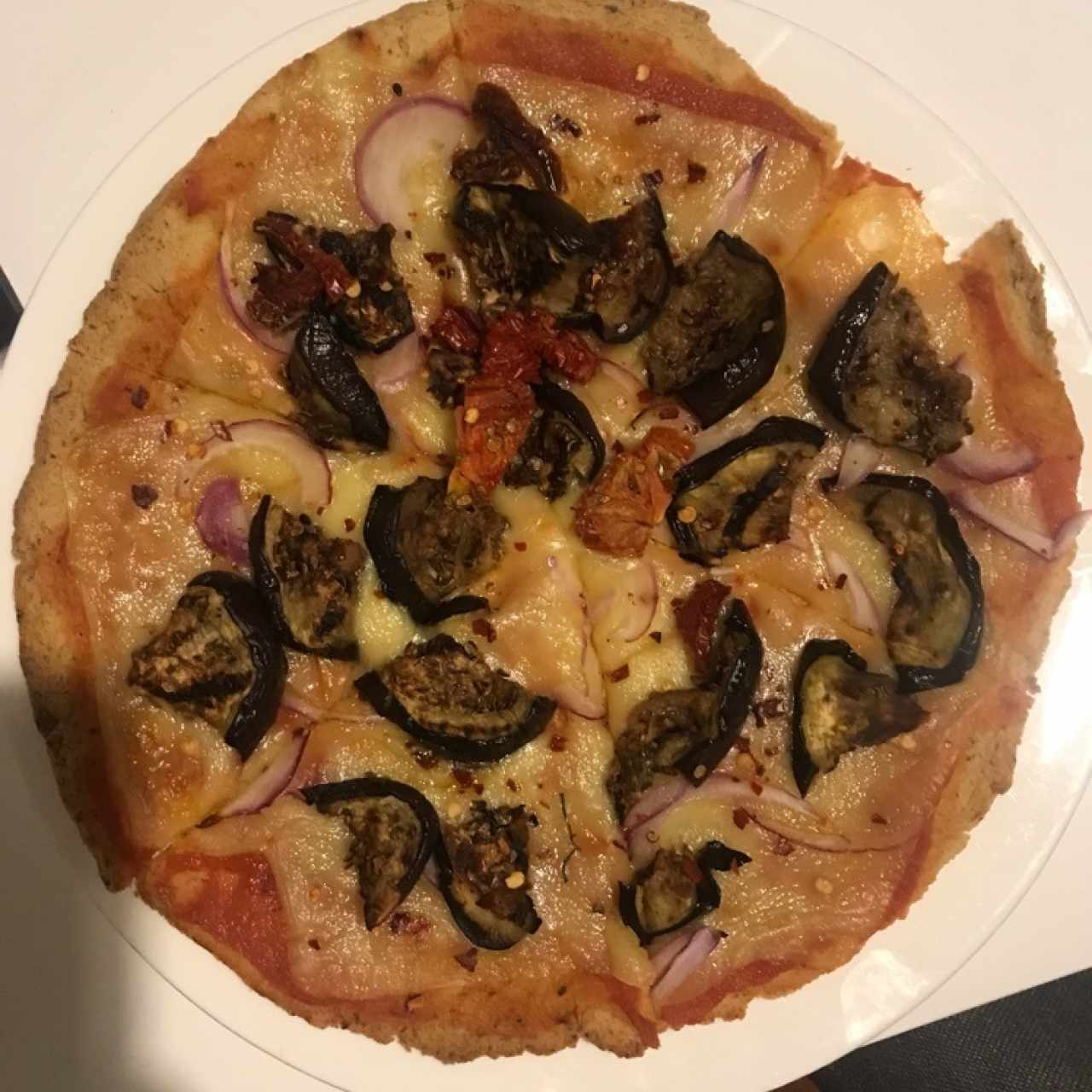 Pizza con una miserable porción de tomates secos