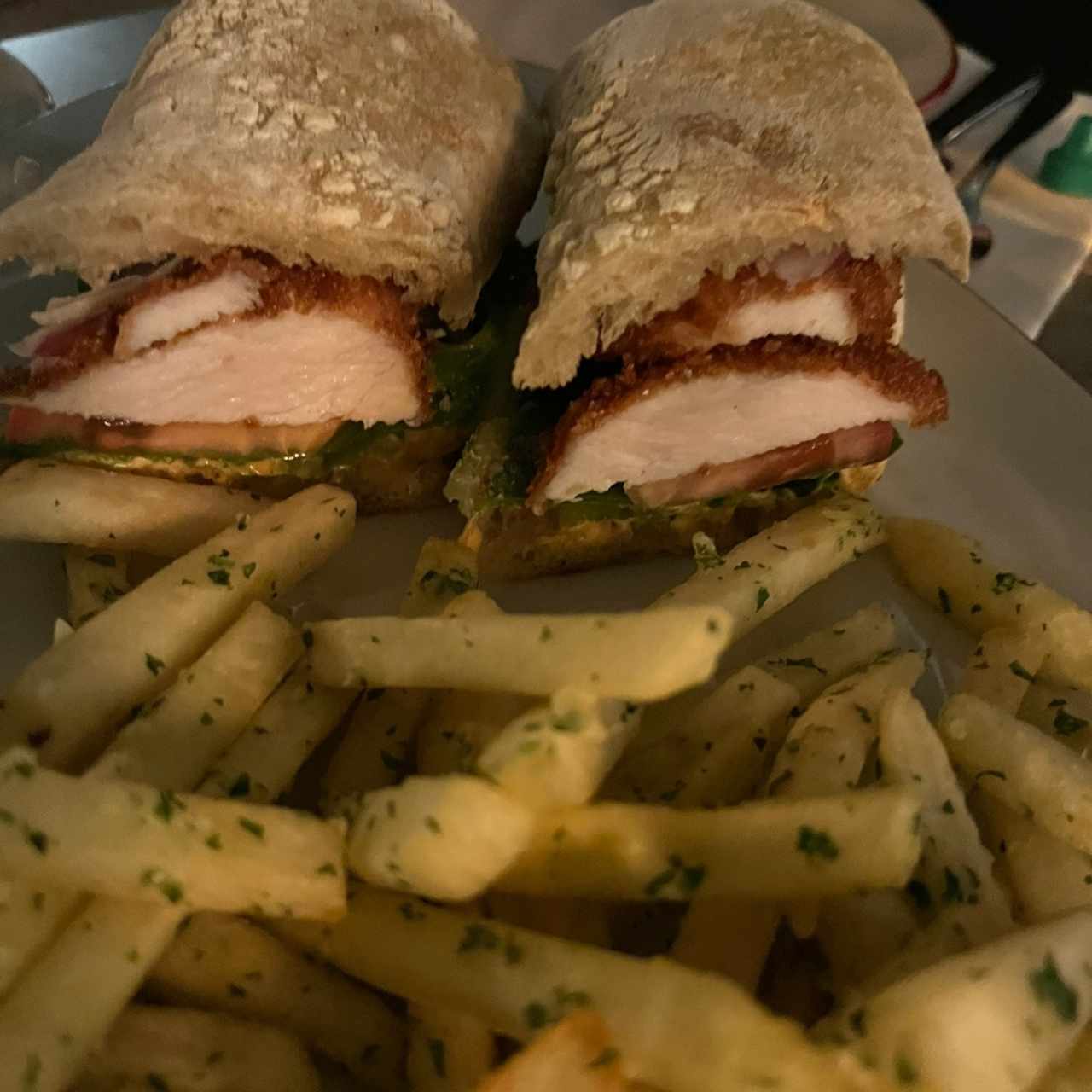 Chicken sandwich y papas trufadas