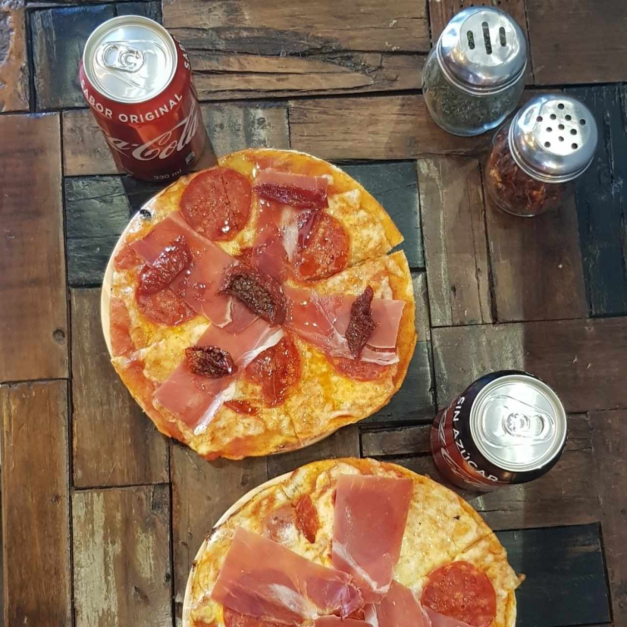 pizza con masa tradicional, queso mozzarella, pepperoni, prosciutto y tomates secos 
