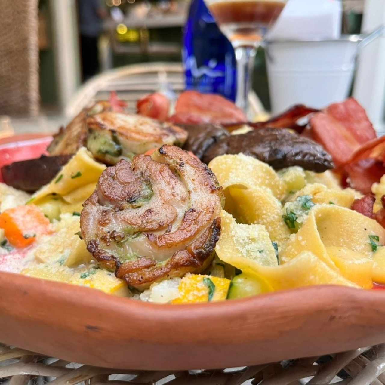 Pasta con vegetales y adición de pollo y tocineta