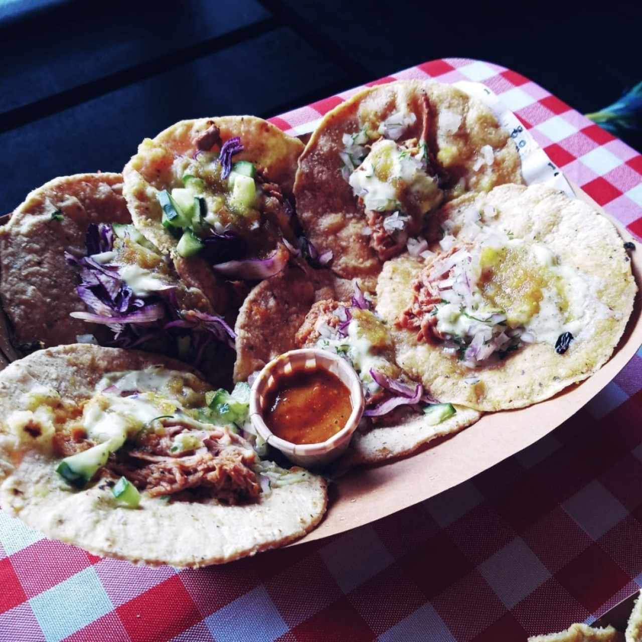 tacos de cochinita, barbacoa y chorizo.