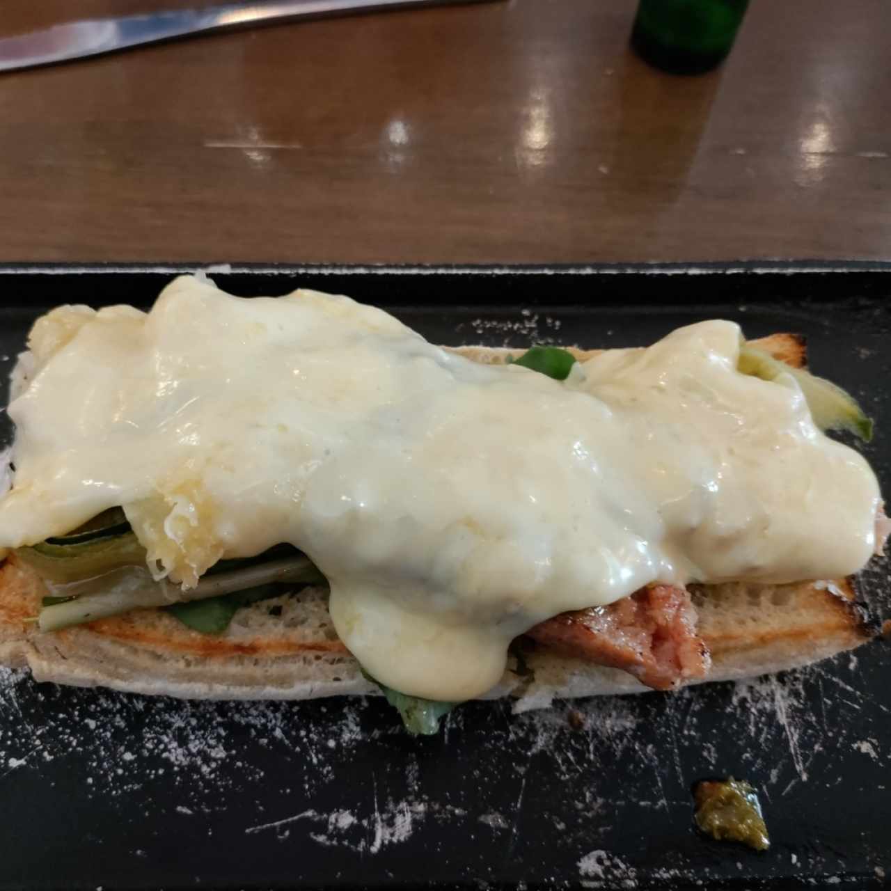 Sandwich de Temporada: chorizo argentino con chimichurri de mango