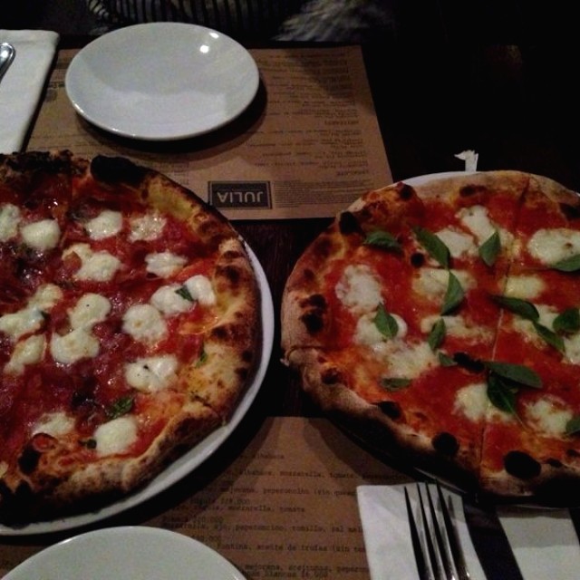 Pizza de salumi y pizza Margarita 