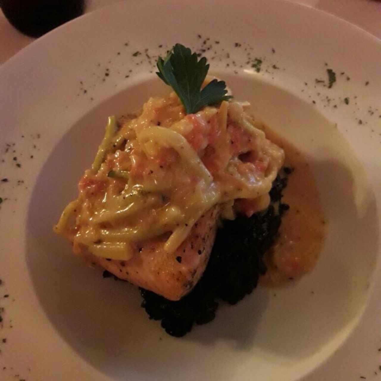 salmon en cama de risoto nero