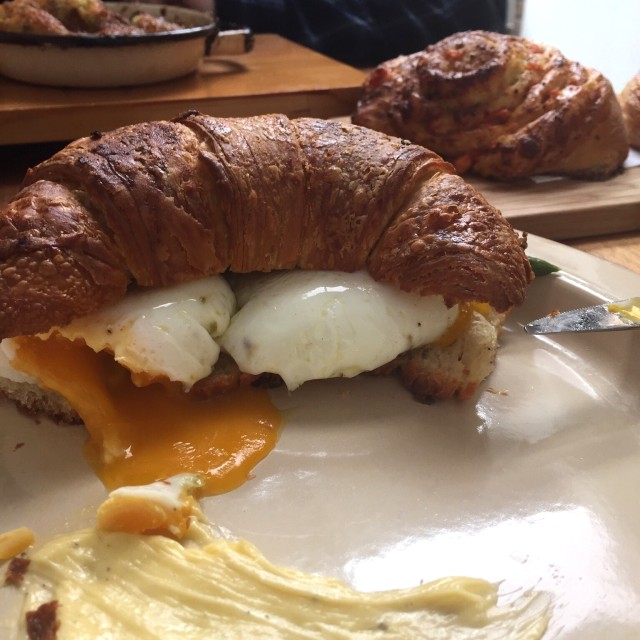 Croissant con huevos poché