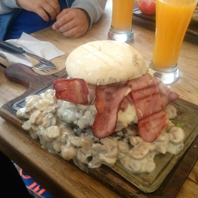 Hamburguesa doble carne con champiñones