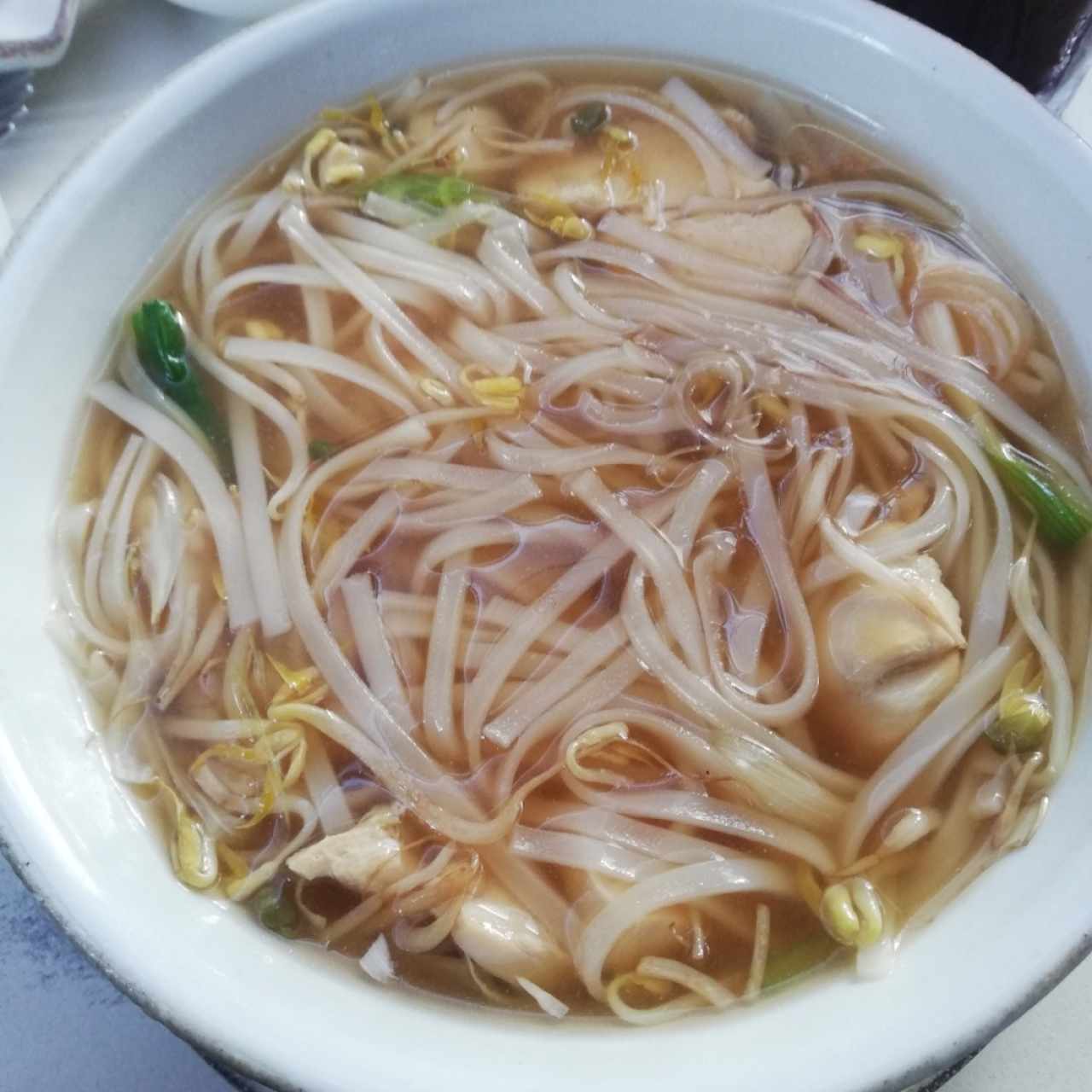 Sopa vietnamita de pollo y fideos de arroz