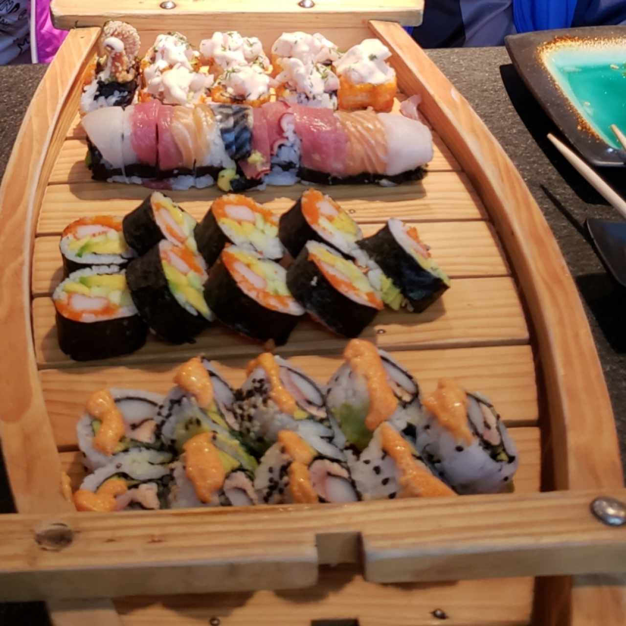 Variedad de sushi en barco!