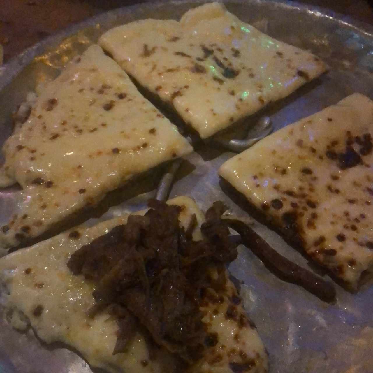 Patacon con queso gratinado y carne desmechada