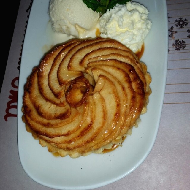 Pie de manzana con helado de vainilla