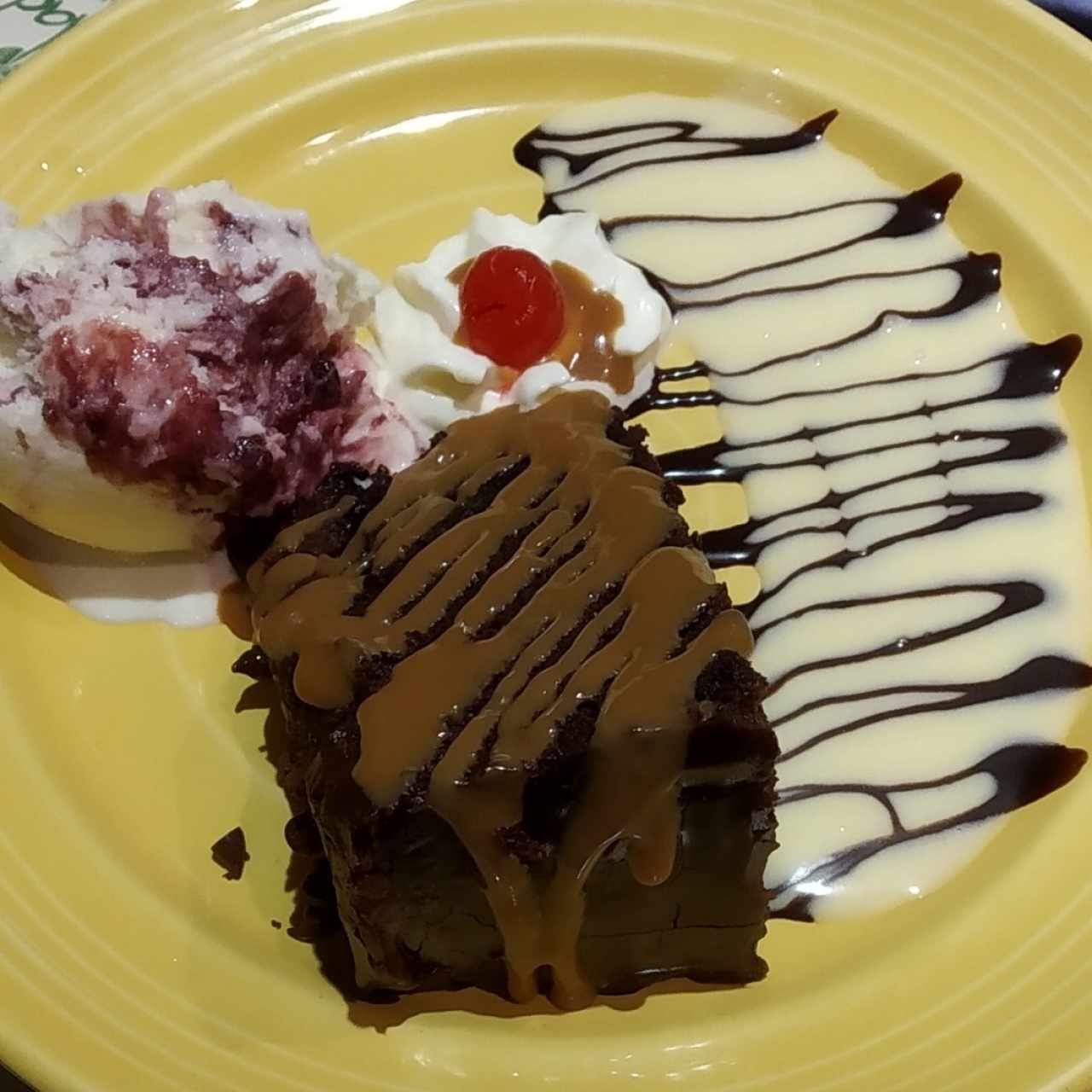 torta de chocolate con helado