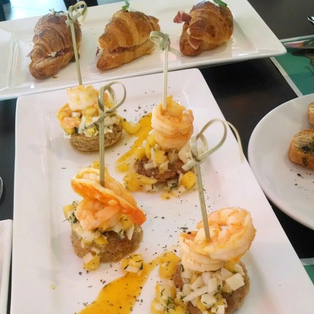 Gallette de Quinua y Crevettes con camarones, jengibre y mango + Croque Croissant con Serrano