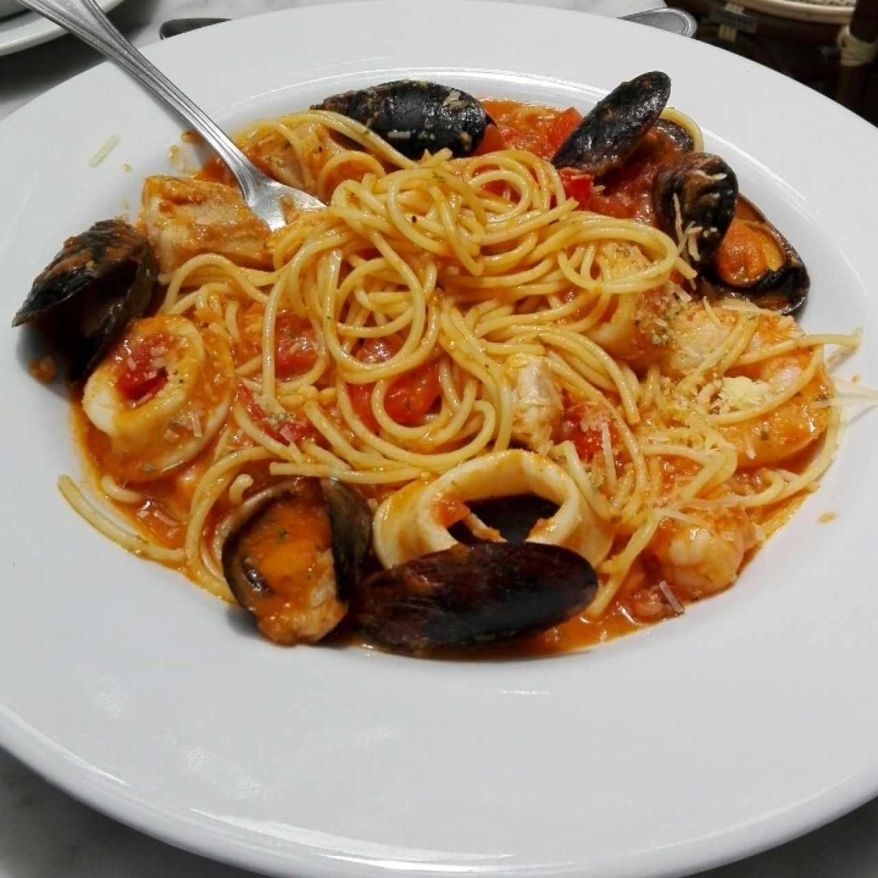 Spaghetti con frutos del mar en salsa picante de tomate fresco y menta