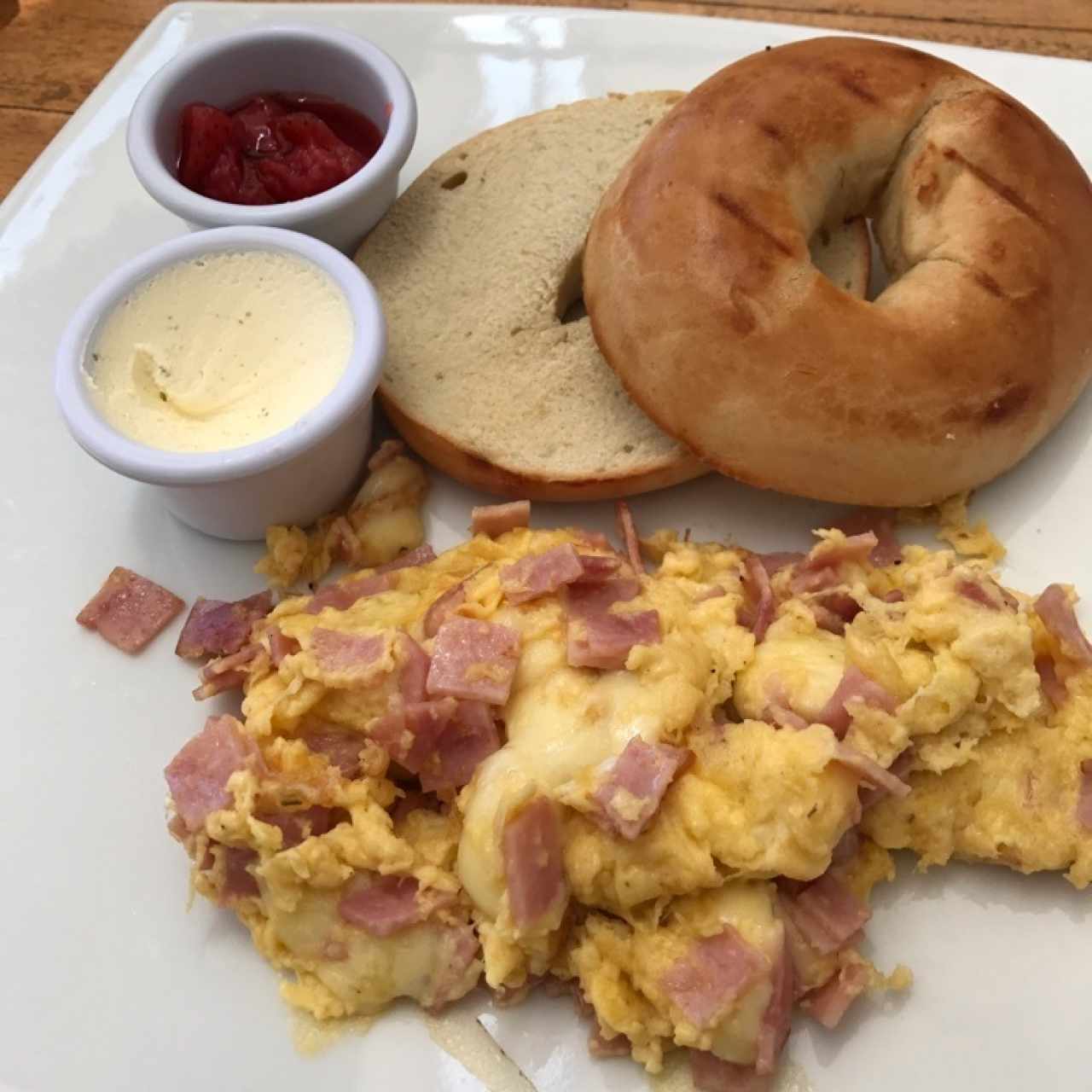 Desayuno Boston (huevos con jamón y queso y bagel tradicional) 