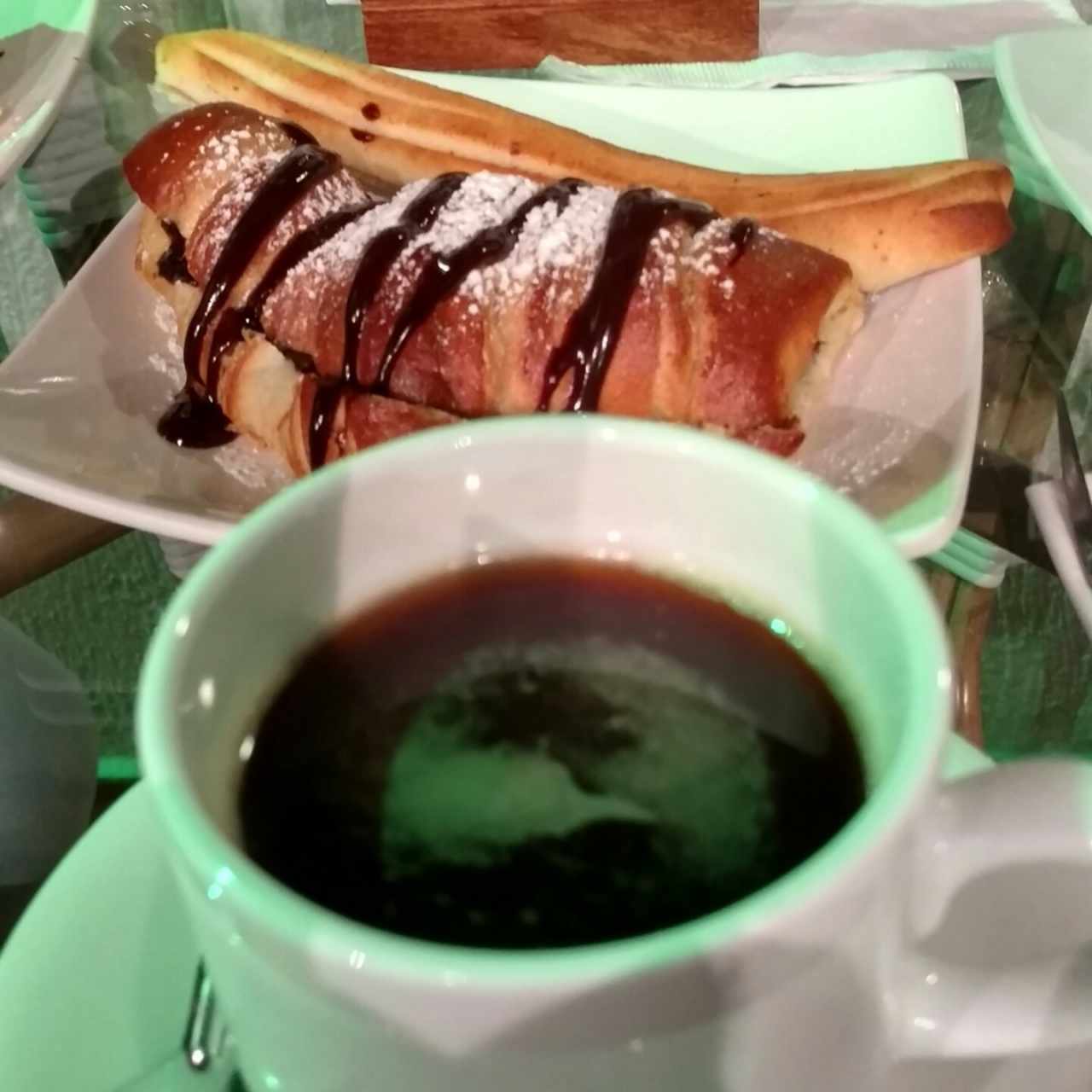 Café Americano, Croissant de Chocolate y pandebono.