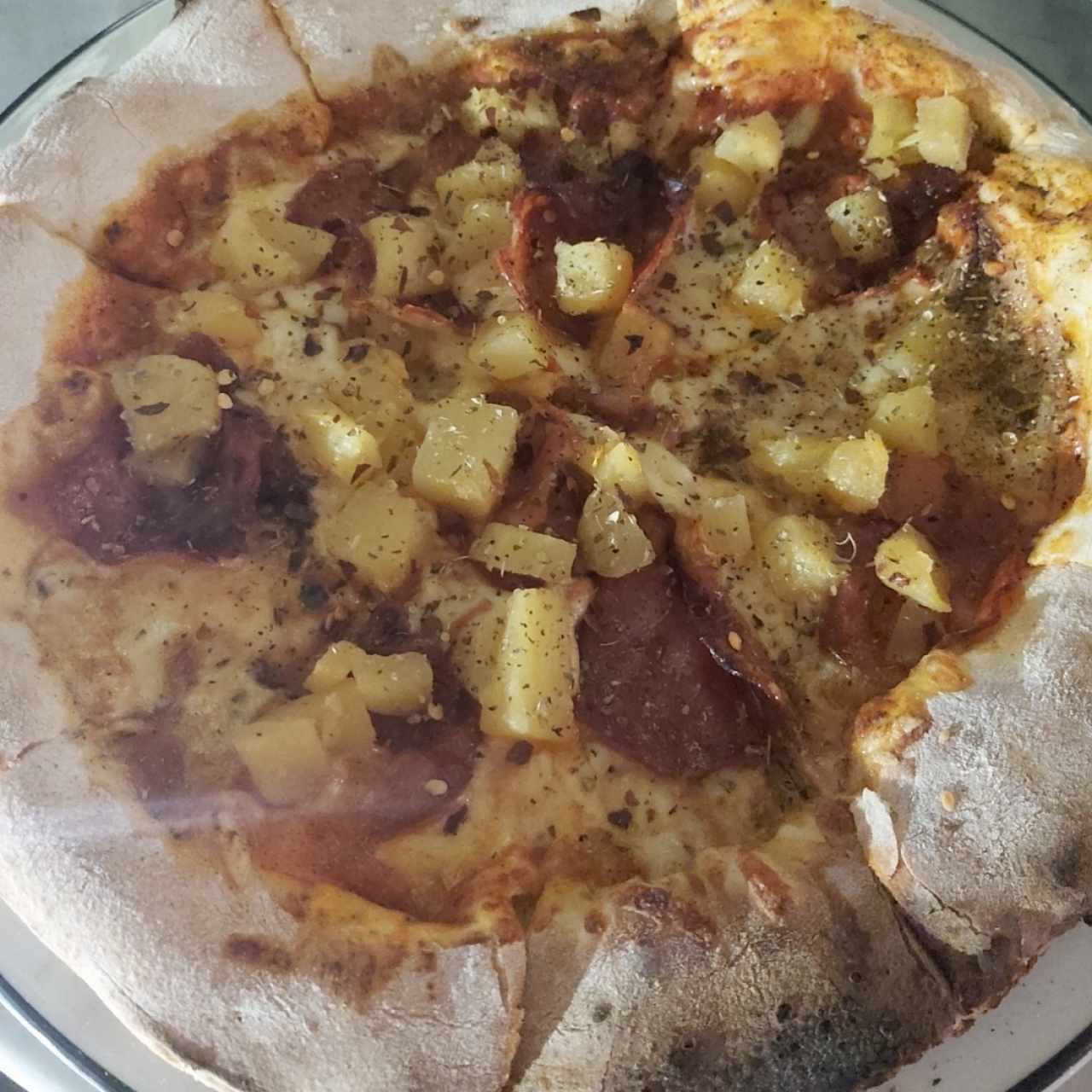 pizza peperoni con adición de piña 