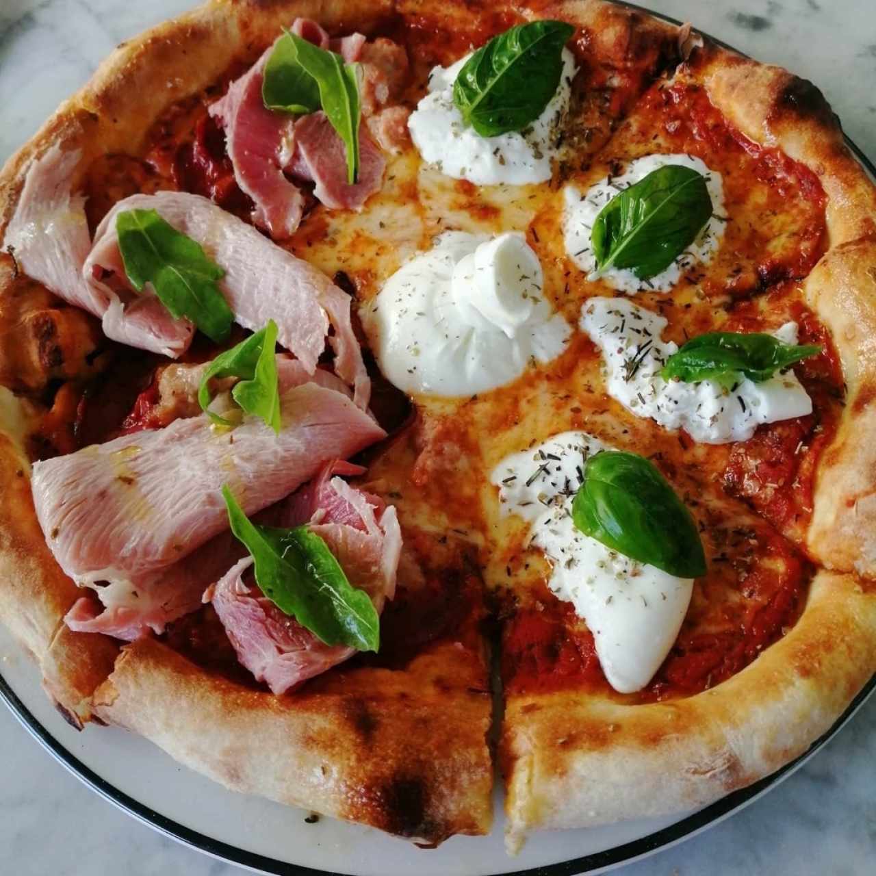 Pizza Italiana y burrata por mitad. 