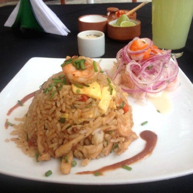 Espectacular plato combinado: arroz chaufa, cebiche mixto de mariscos y leche de tigre