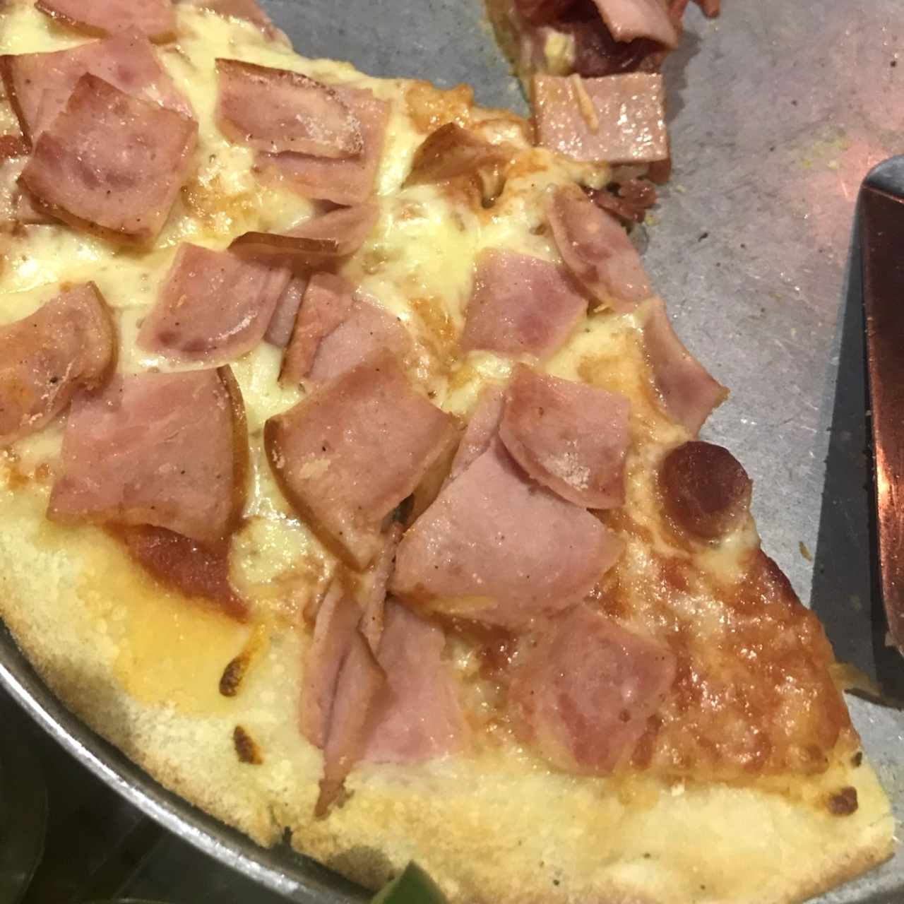 Pizza Jamón y kabano. 