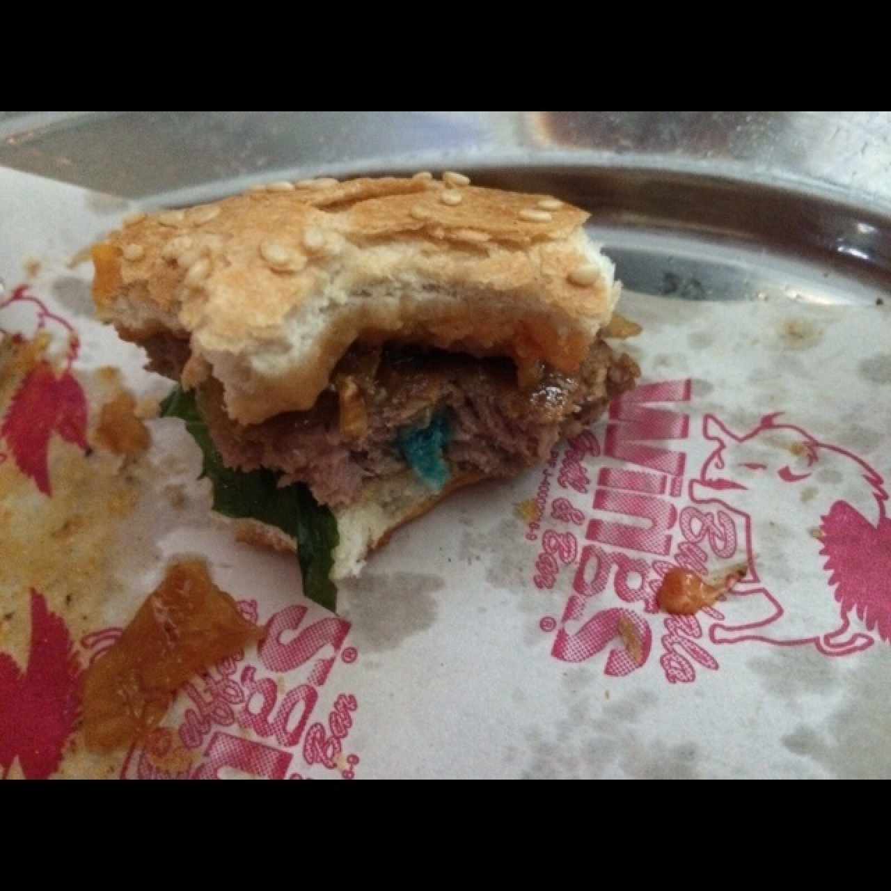 en mi hamburguesa aparecio esto azul