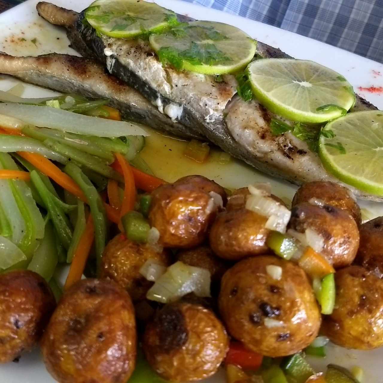 pescado con papas colombianas y vegetales