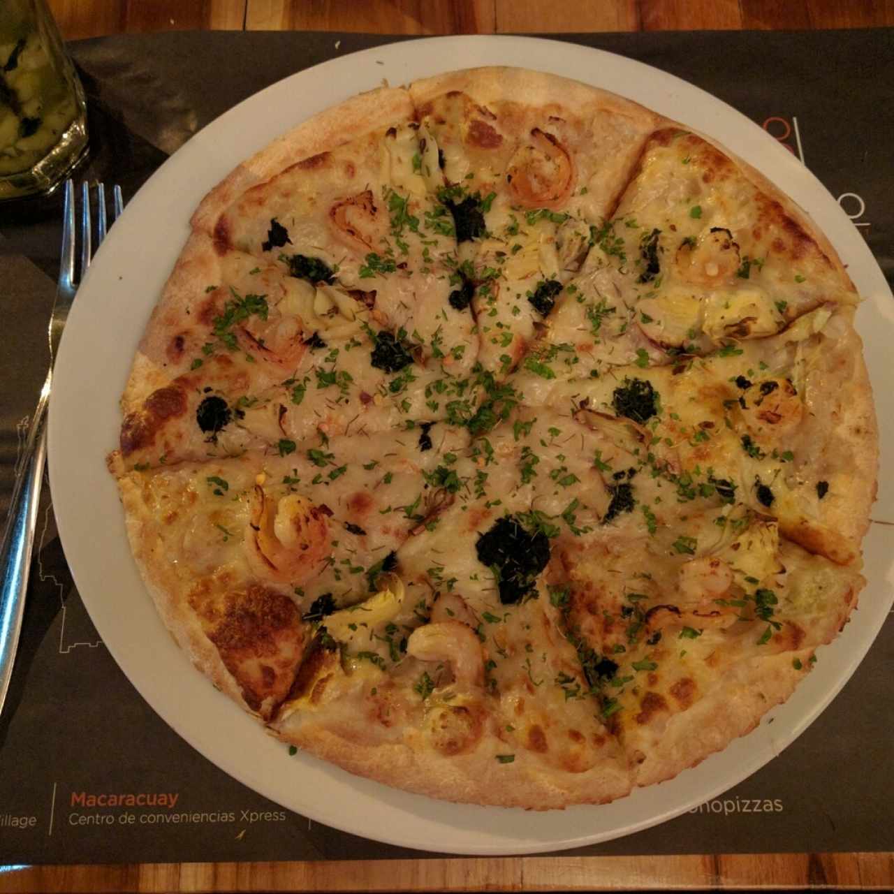 Pizza Tribeca (trae poquitos camarones y poquita albahaca)
