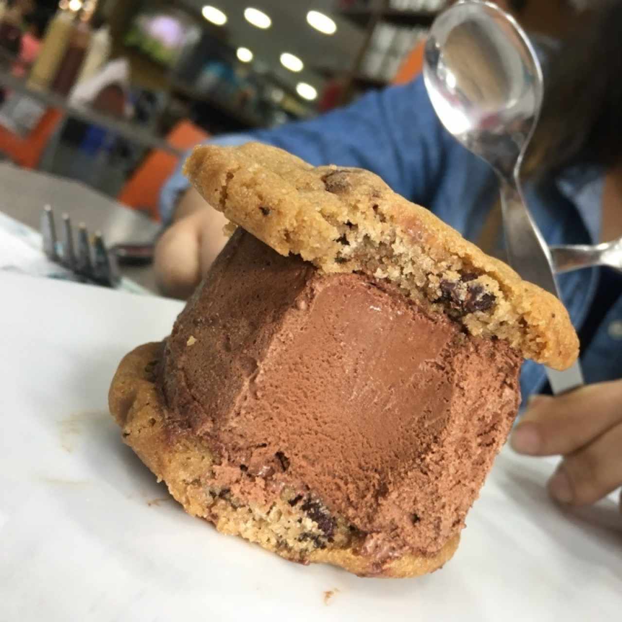 deliciosa galleta con helado de chocolate