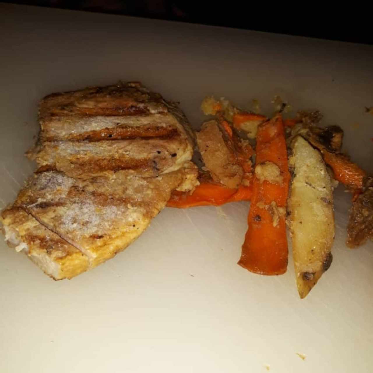 Chuleta de Cerdo con Papas y Zanahorias, Excelente