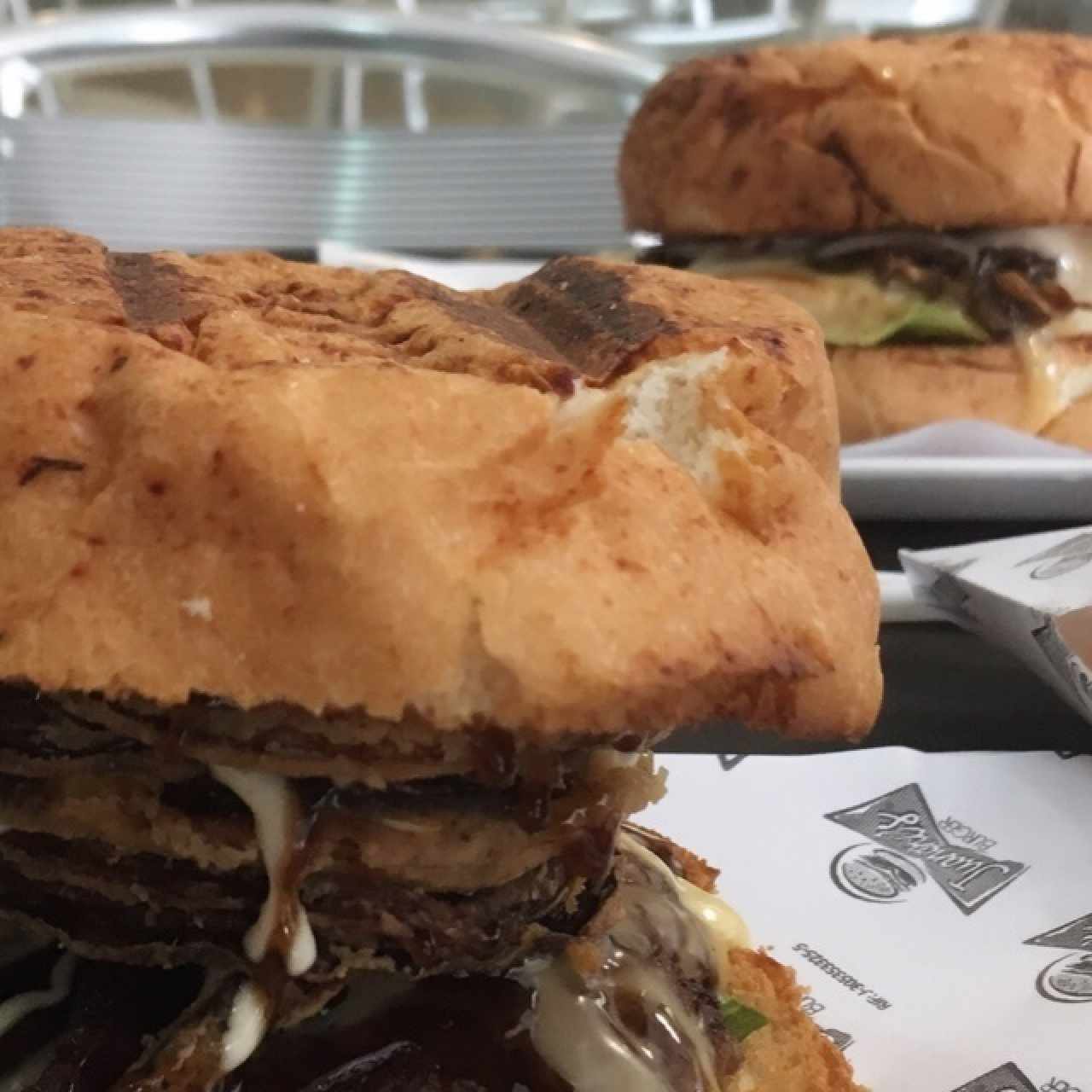 Hamburguesas, cebolla crujiente y portobello de pollo