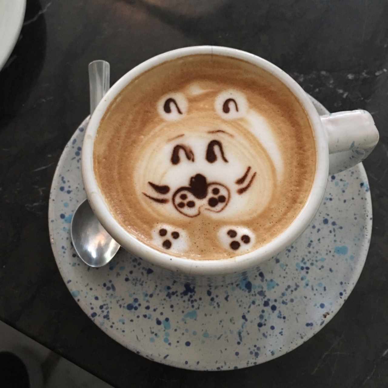 Cafe con leche con diseño de osito