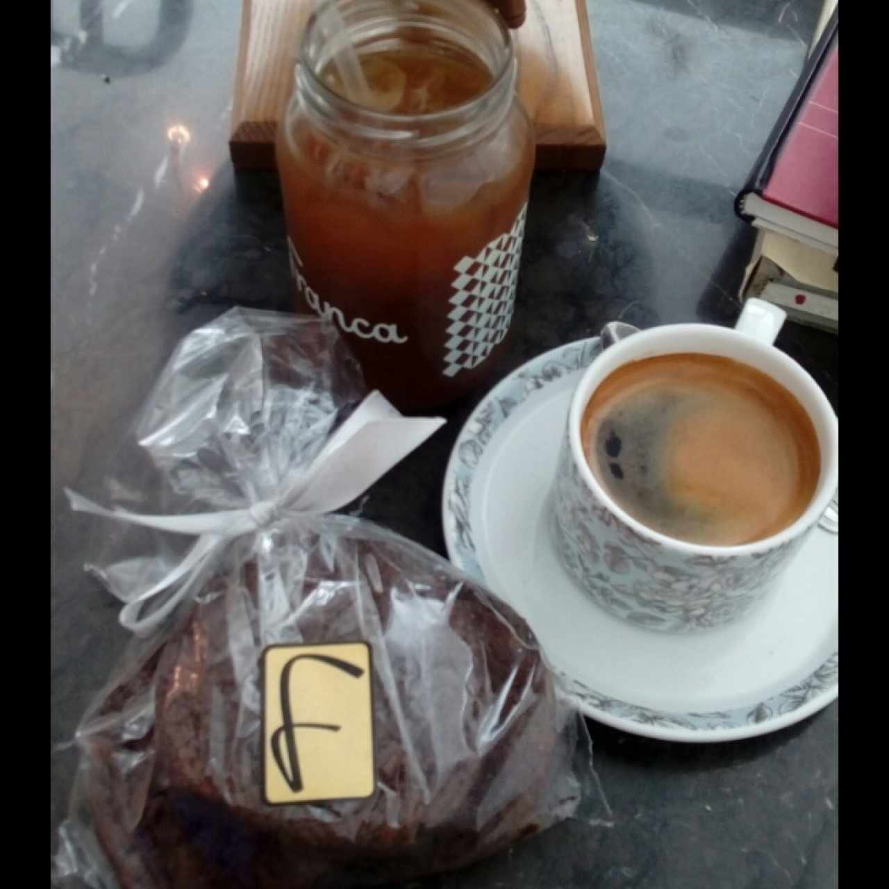Café marrón oscuro, Papelón y galletas de chocolate