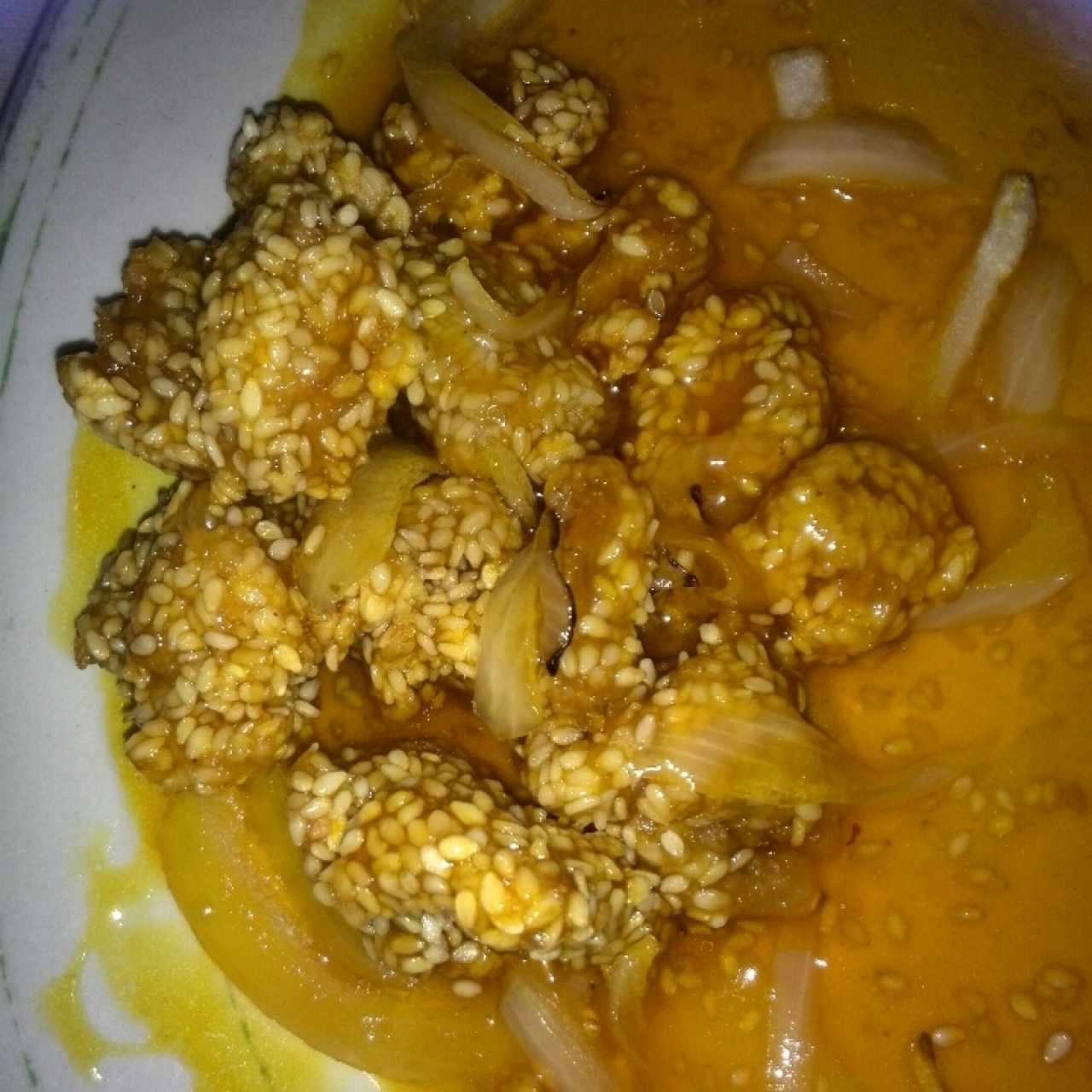 croquetas de pollo con ajonjolí y miel 