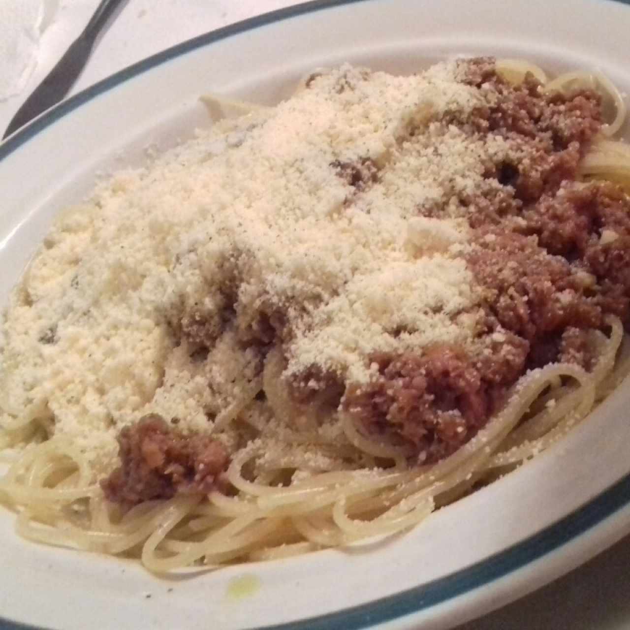 Espaguetis bologna con pesto
