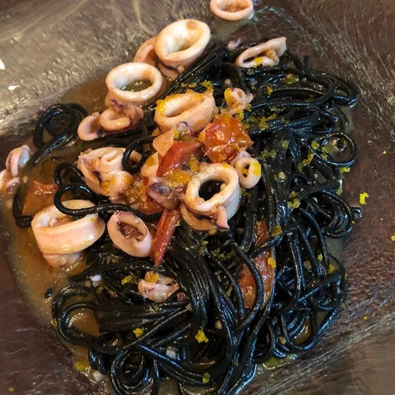 Spagheti de tinta negra con calamares
