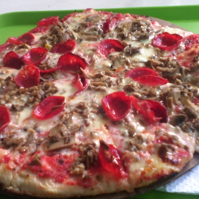 Pizza Familiar de mozzarella y hongos con extra de pepperoni