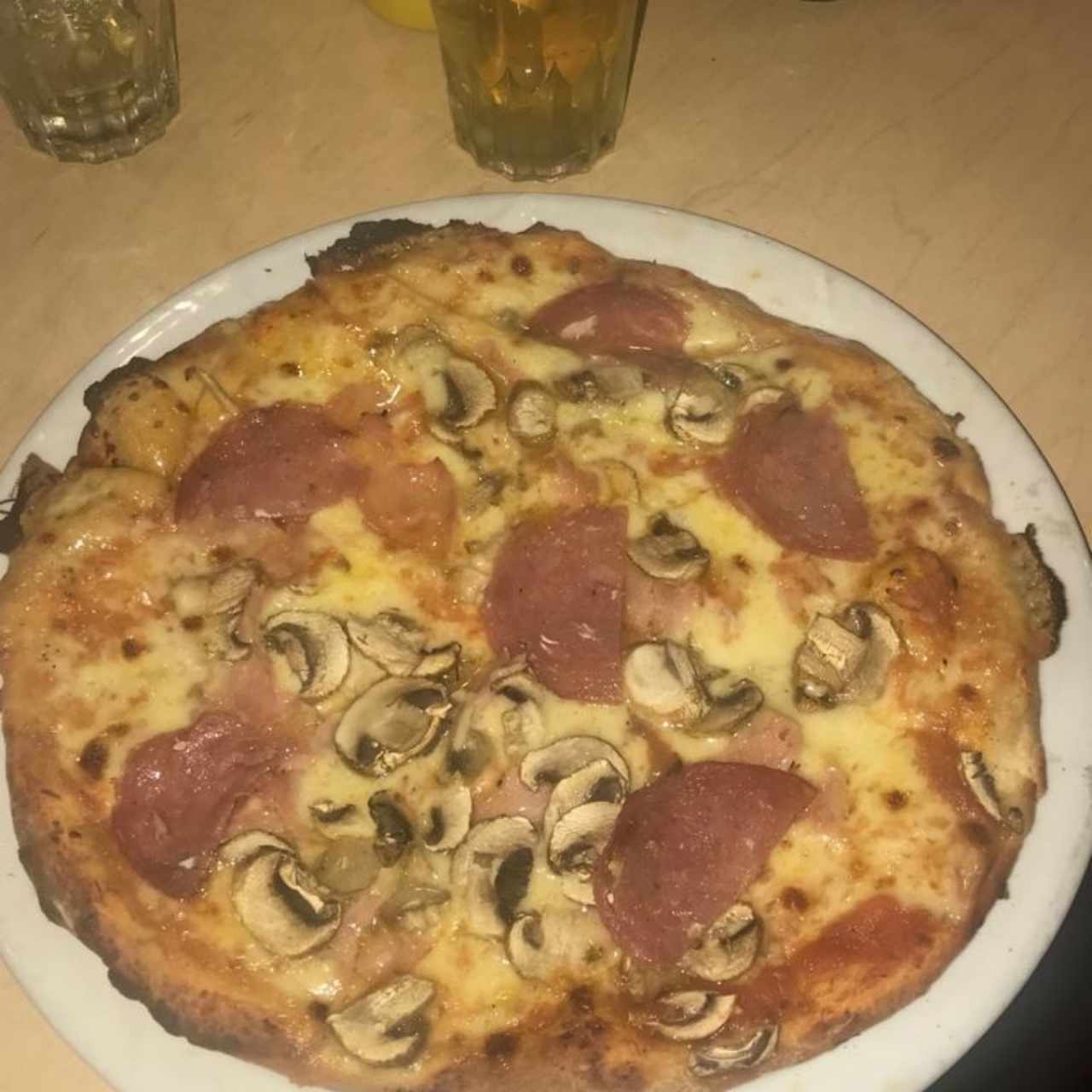 Pizza de Pepperoni y Champiñones, Excelente