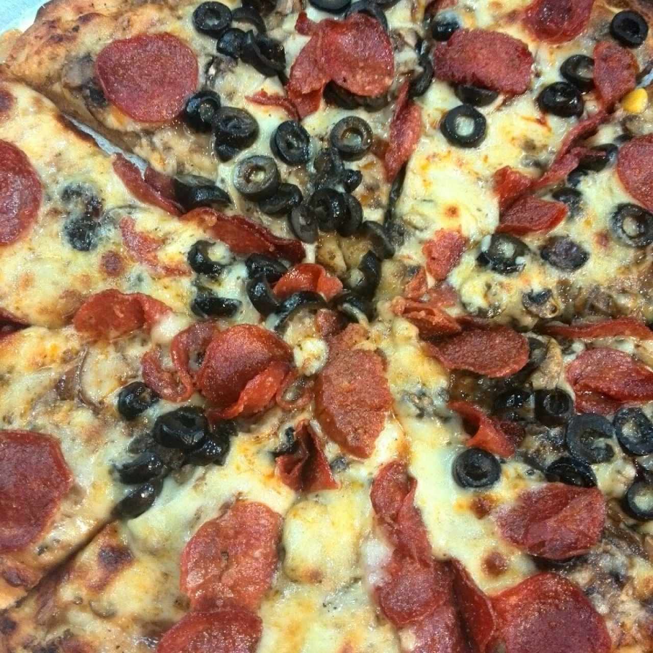 pizza peperoni con extra de champiñones y aceitunas