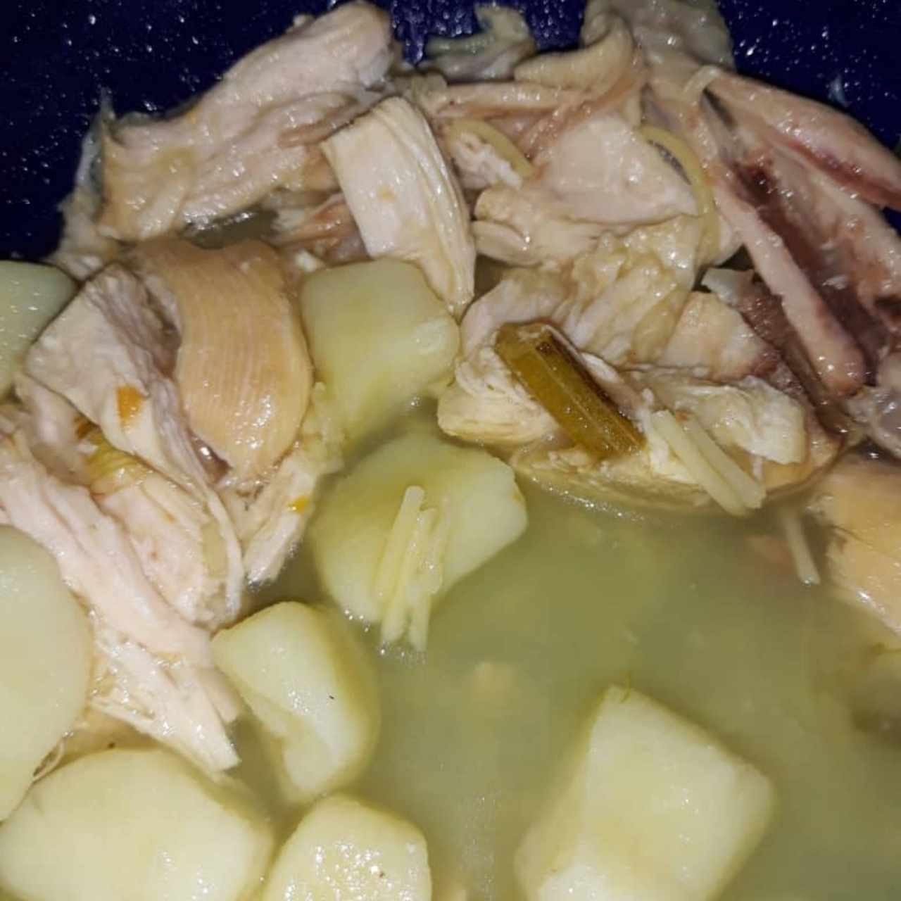 Sopa de Pollo Con Fideos y Papas, Excelente