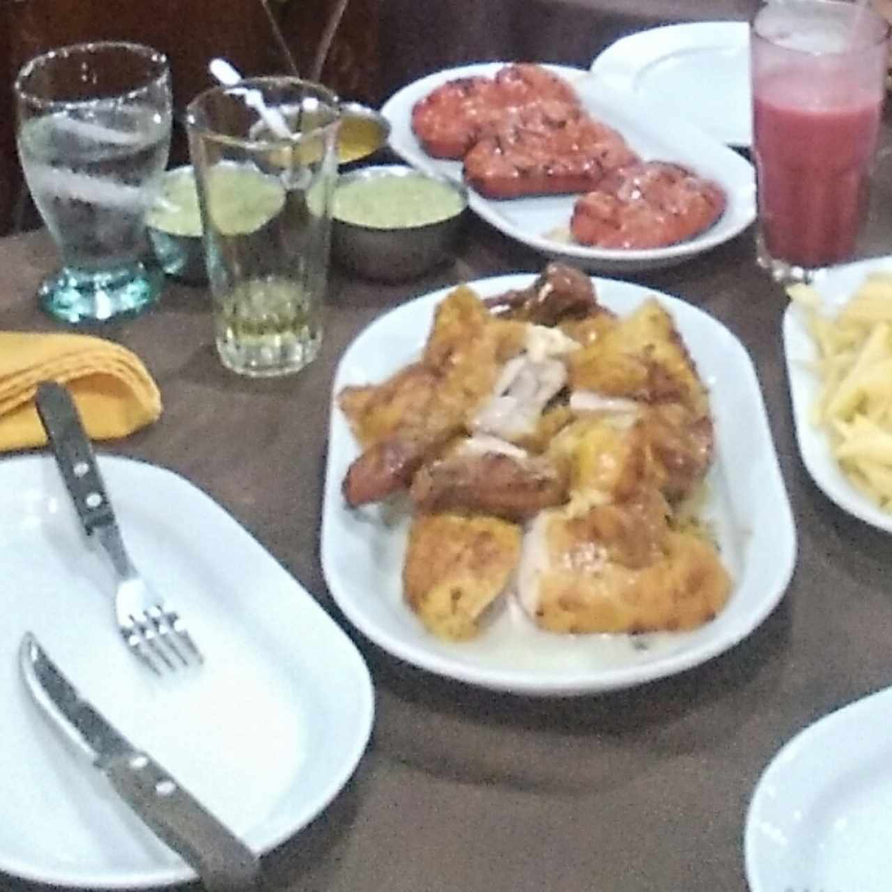 Pollo asado + Papitas Fritas + Racion de Chorizo
