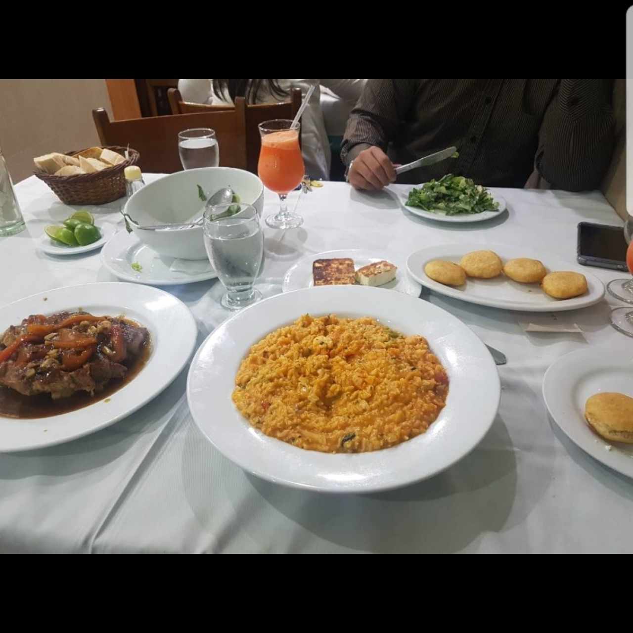 Izquierda: Lomo de Cerdo a la española. Derecha: Risotto de Camarones  (recomendadísimo. Hasta para 3 personas). Arepitas con Nata y queso a la plancha (son grandes)