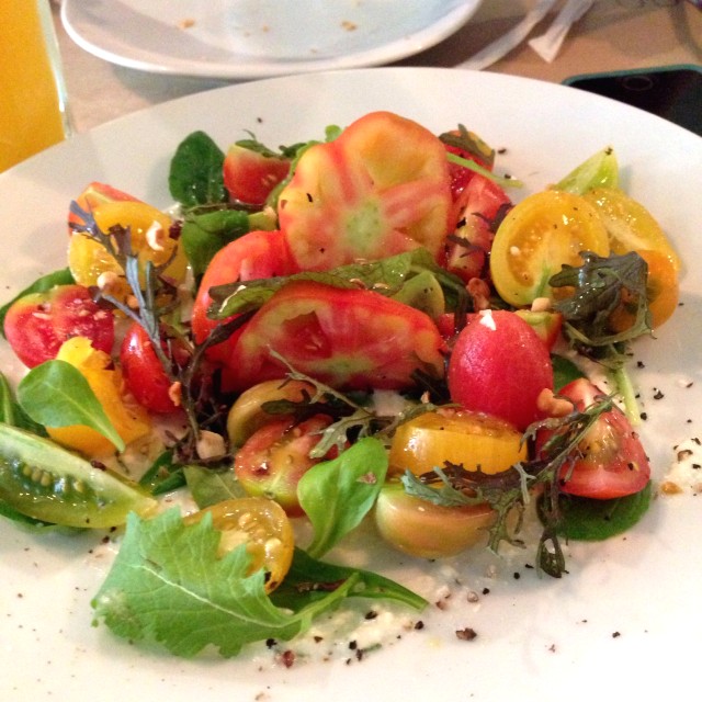 Ensalada de tomates (5 tomames en el miso plato, acompañado de especias frescas, queso, nueces y pimienta)