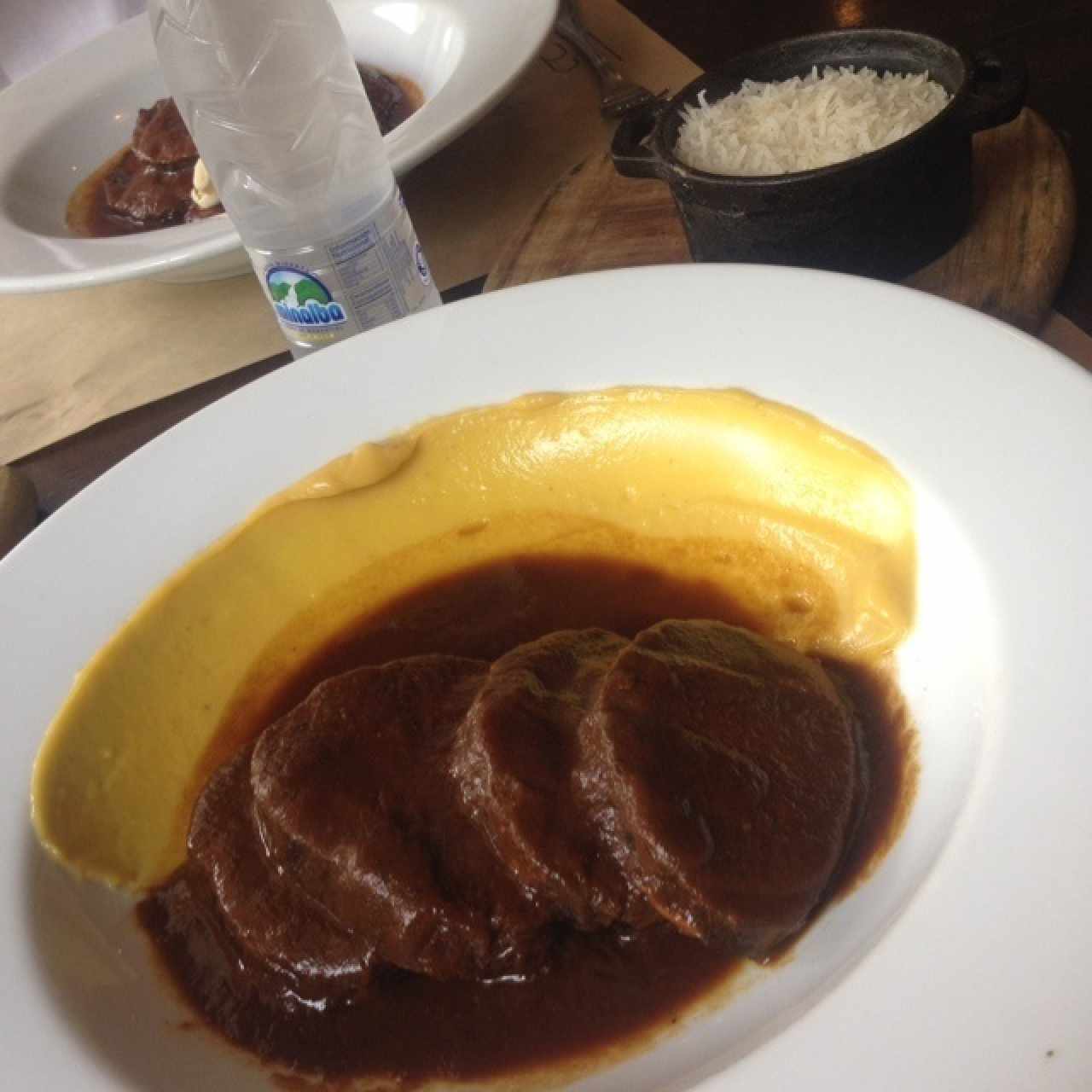 Asado negro con puré de plátano y arroz basmati