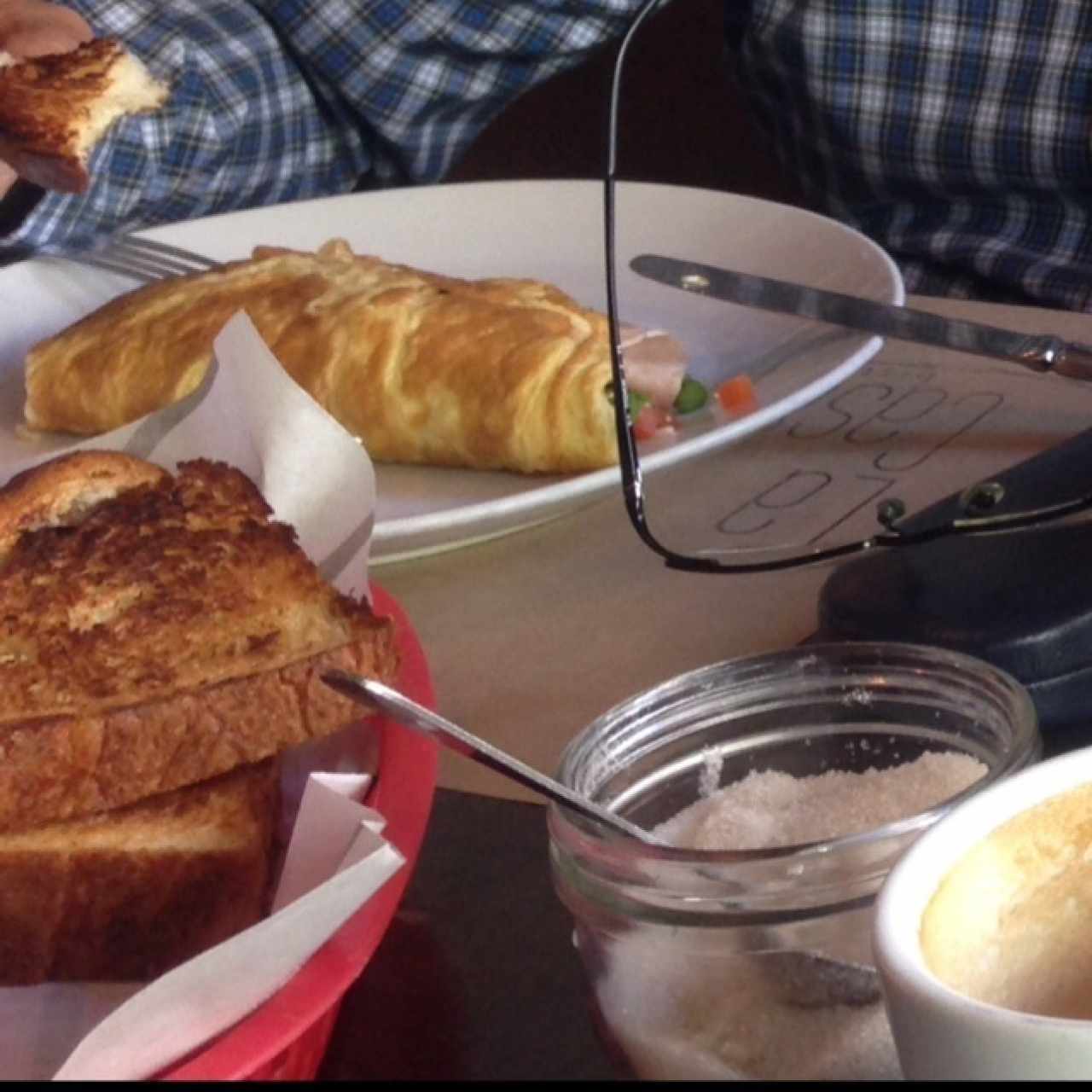 Ommelet con pan tostado y un rico café con leche a la derecha