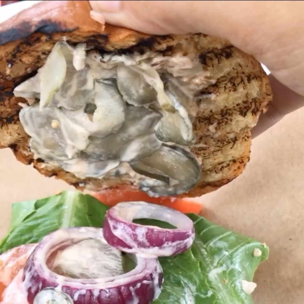 hamburguesa de queso con pan y carne carbonizada