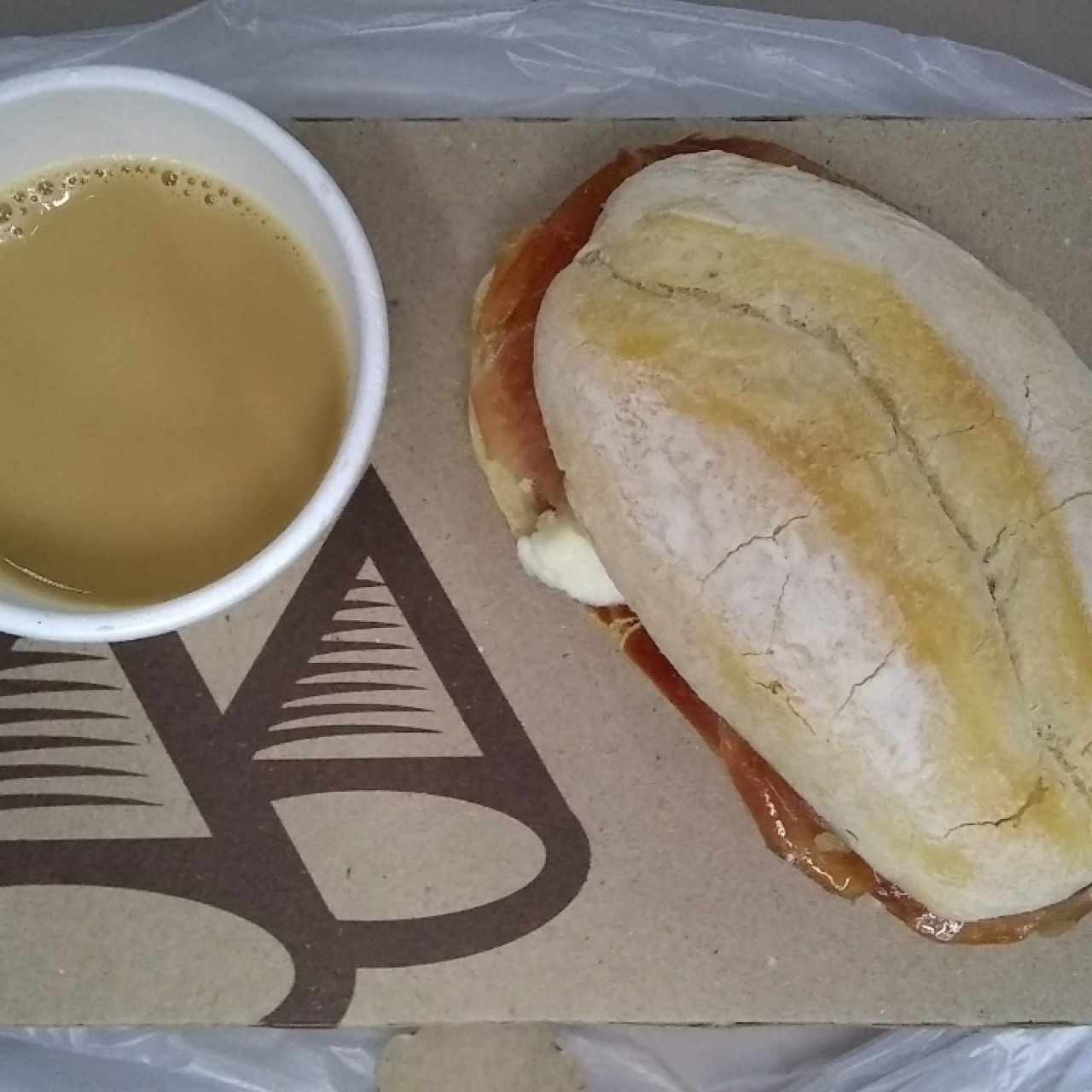 panini de jamón serrano, mozarella y tomate fresco y café carbone