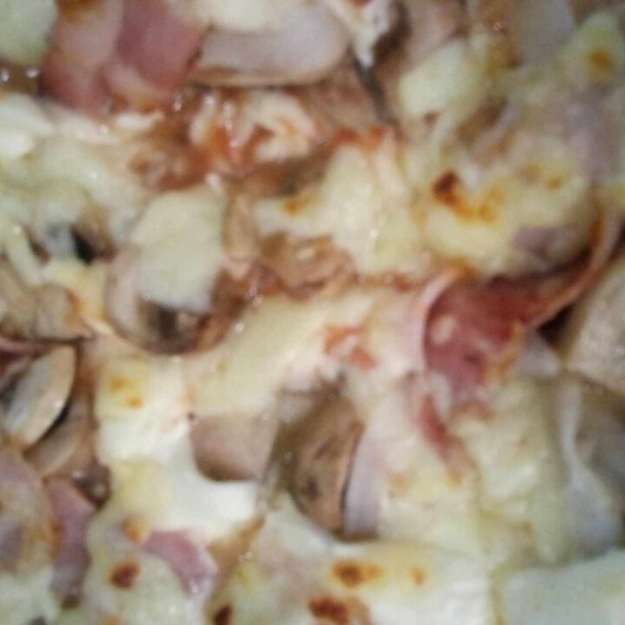 Pizza Philadelphia (Queso crema, cebolla, champiñones y tocineta)