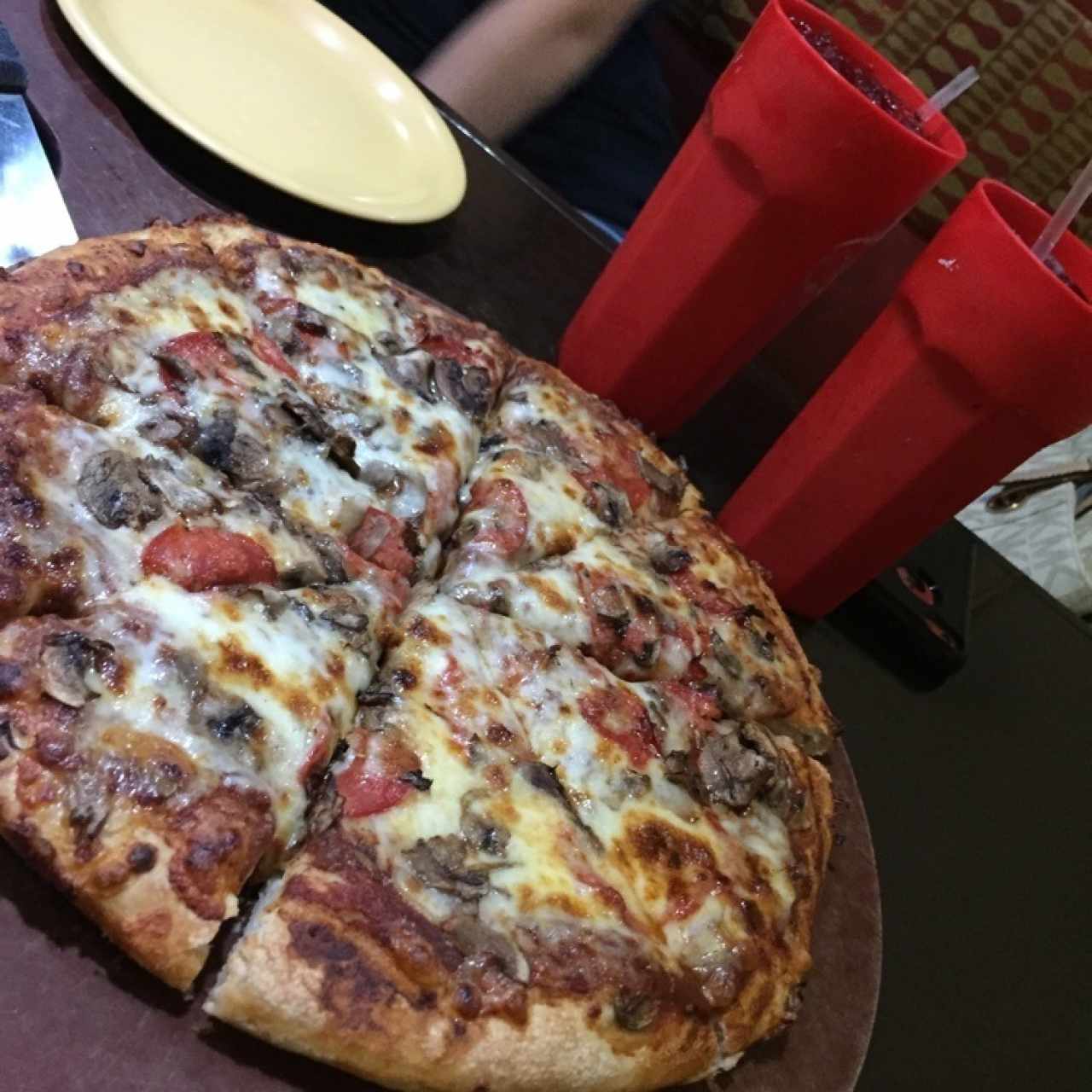 pizza grande de champiñones y peperoni