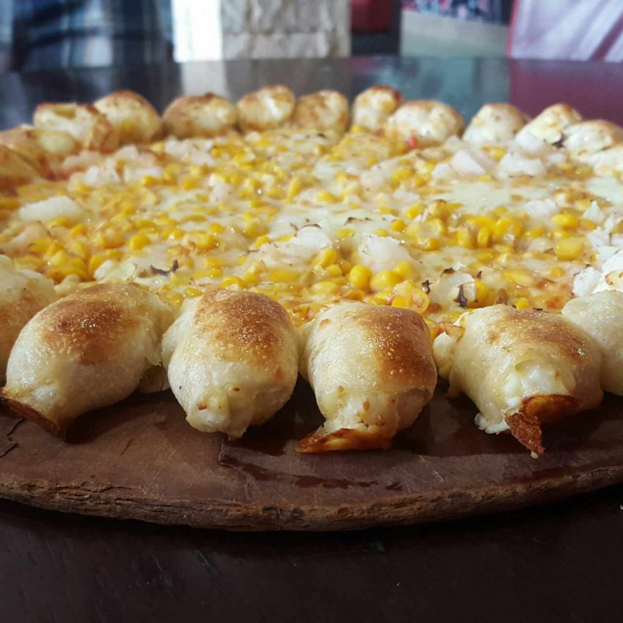 Pizza con maíz y borde de cheesy bites