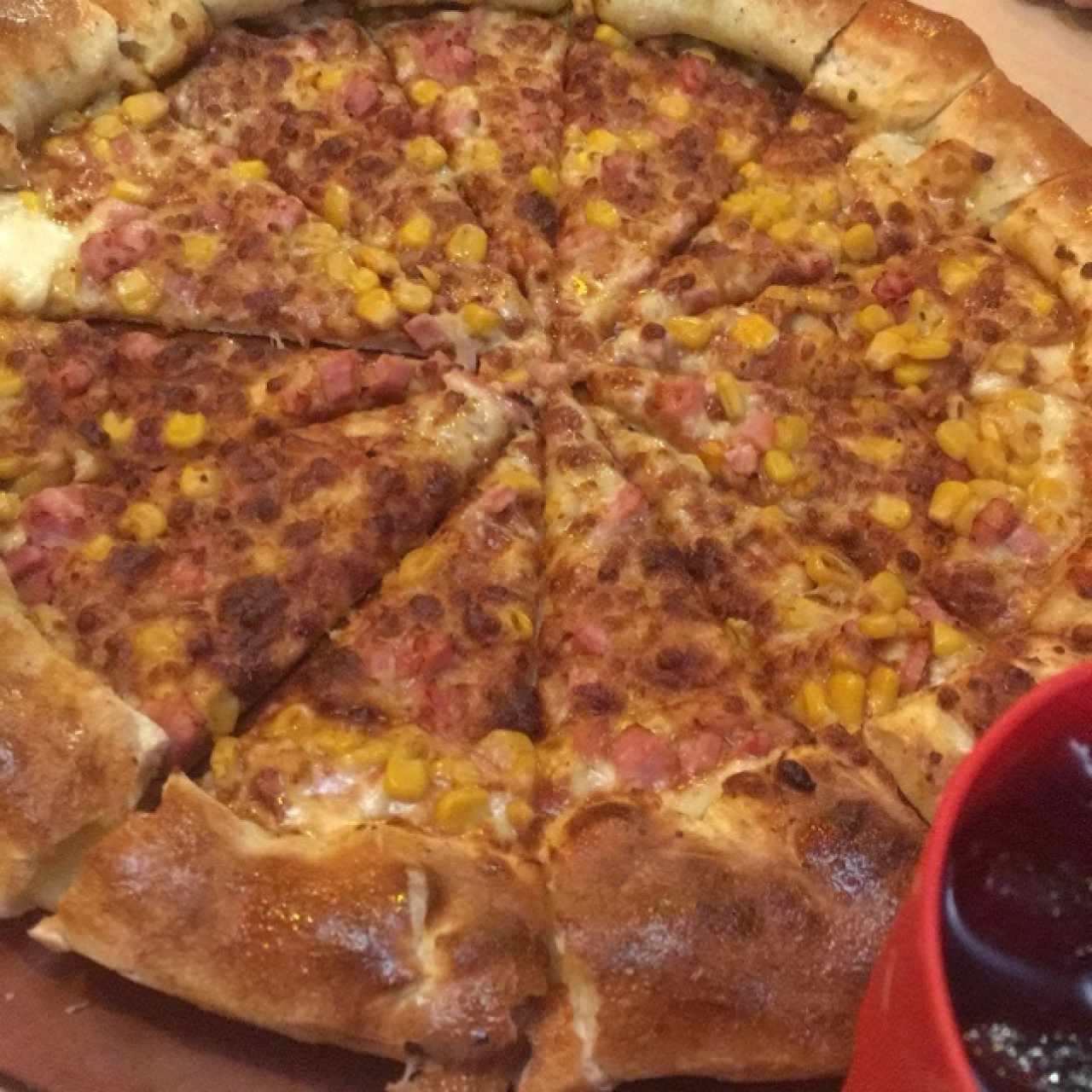 pizza de jamon y maiz con bordes de queso 